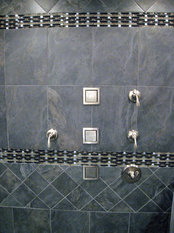 Idéer för mellanstora funkis svart en-suite badrum, med luckor med upphöjd panel, skåp i ljust trä, ett hörnbadkar, våtrum, en toalettstol med hel cisternkåpa, grå kakel, skifferkakel, vita väggar, skiffergolv, ett undermonterad handfat, bänkskiva i kvarts, grått golv och dusch med gångjärnsdörr