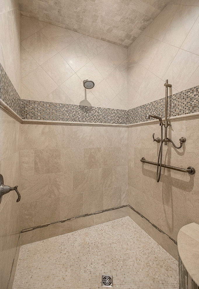 Immagine di una grande stanza da bagno padronale classica con consolle stile comò, ante bianche, piastrelle bianche, piastrelle di pietra calcarea e top in granito