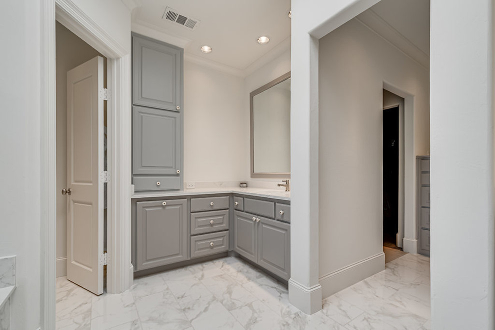 Идея дизайна: огромная главная ванная комната в стиле модернизм с серыми фасадами, накладной ванной, угловым душем, белыми стенами, разноцветным полом, душем с распашными дверями, фасадами с выступающей филенкой, раздельным унитазом, белой плиткой, керамогранитной плиткой, полом из керамогранита, врезной раковиной, столешницей из кварцита и белой столешницей