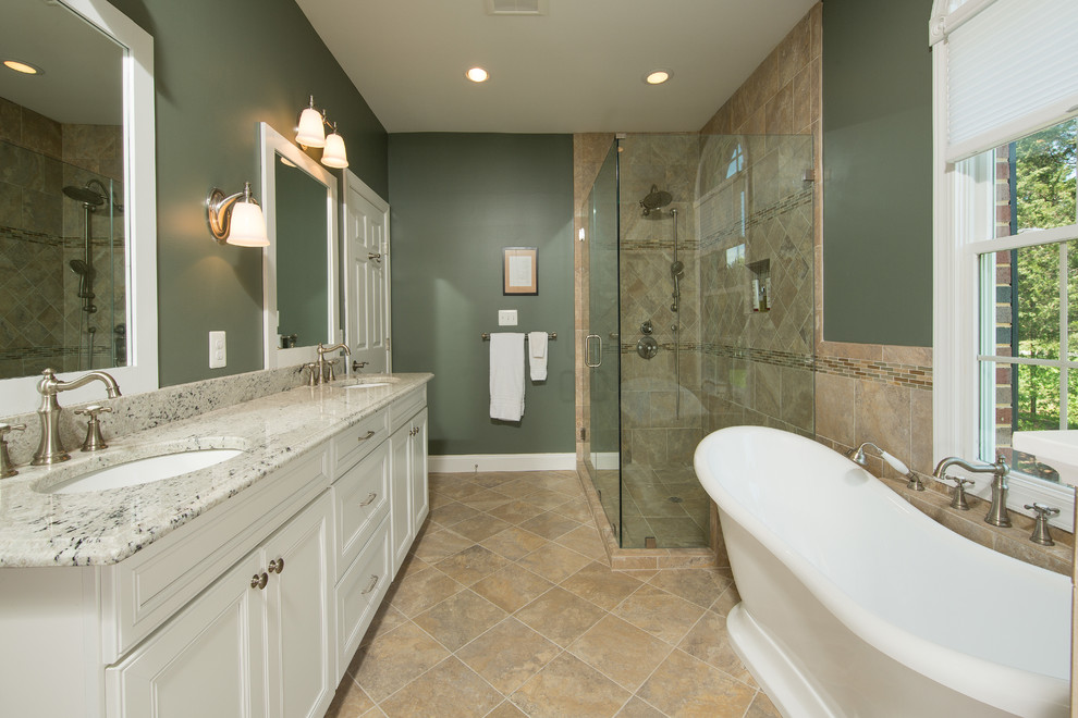 Cette image montre une salle de bain principale traditionnelle avec un placard avec porte à panneau encastré, des portes de placard blanches, une baignoire indépendante, une douche d'angle, un carrelage marron, un mur vert, un lavabo encastré, un sol marron et une cabine de douche à porte battante.