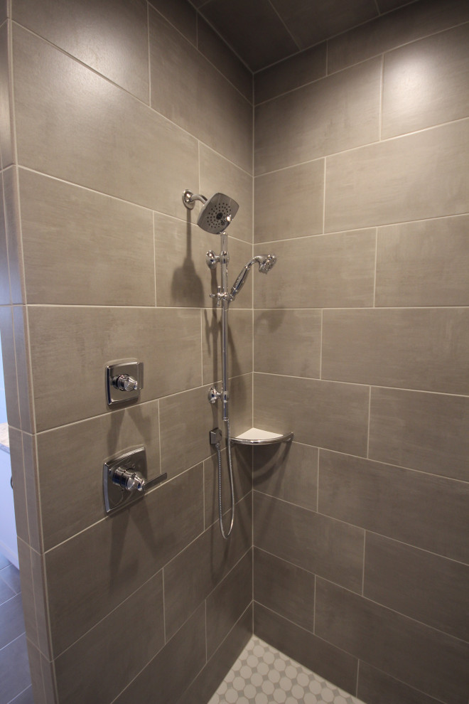 Ispirazione per una stanza da bagno classica con doccia a filo pavimento, lavabo sottopiano, top in granito, doccia aperta e top beige