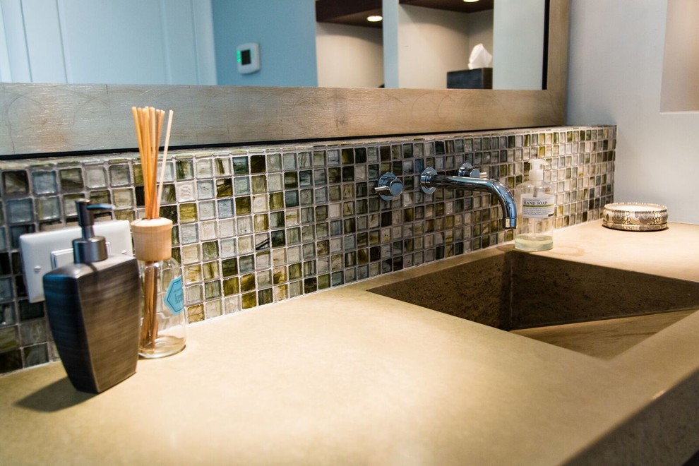 Источник вдохновения для домашнего уюта: ванная комната среднего размера в современном стиле с бежевой плиткой, синей плиткой, коричневой плиткой, серой плиткой, удлиненной плиткой, белыми стенами, монолитной раковиной и столешницей из бетона