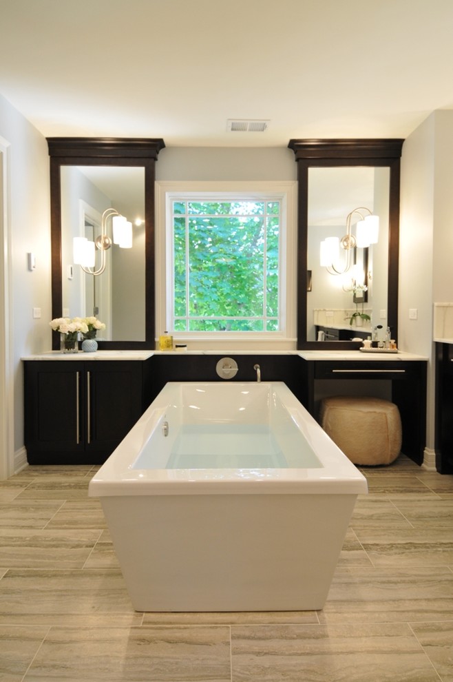 Ispirazione per una stanza da bagno moderna con vasca freestanding