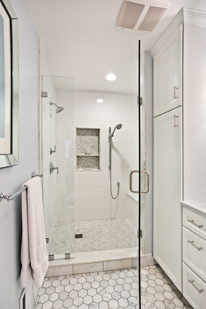 На фото: главная ванная комната в классическом стиле с фасадами с утопленной филенкой, белыми фасадами, двойным душем, синими стенами, полом из мозаичной плитки, столешницей из гранита, керамической плиткой и белой плиткой