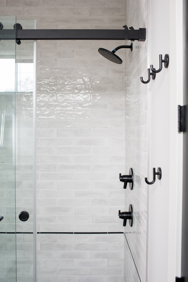 Exemple d'une salle de bain principale tendance de taille moyenne avec un placard à porte shaker, des portes de placard bleues, une baignoire d'angle, un combiné douche/baignoire, WC à poser, un carrelage gris, du carrelage en marbre, un mur blanc, un sol en carrelage de terre cuite, un lavabo encastré et une cabine de douche à porte battante.