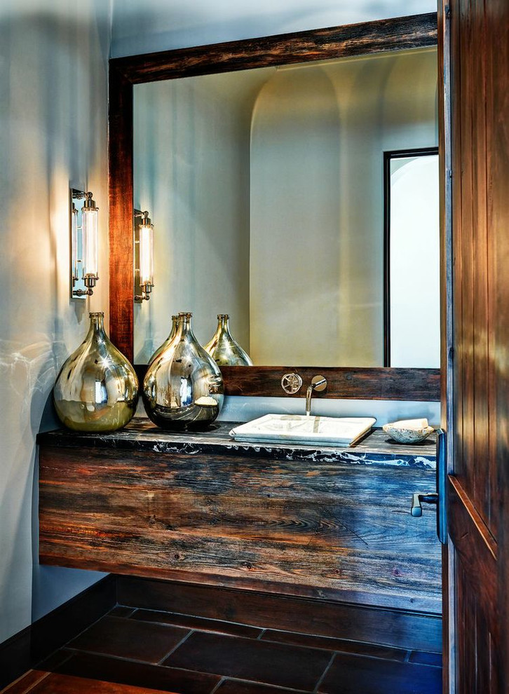 Foto på ett medelhavsstil badrum, med träbänkskiva