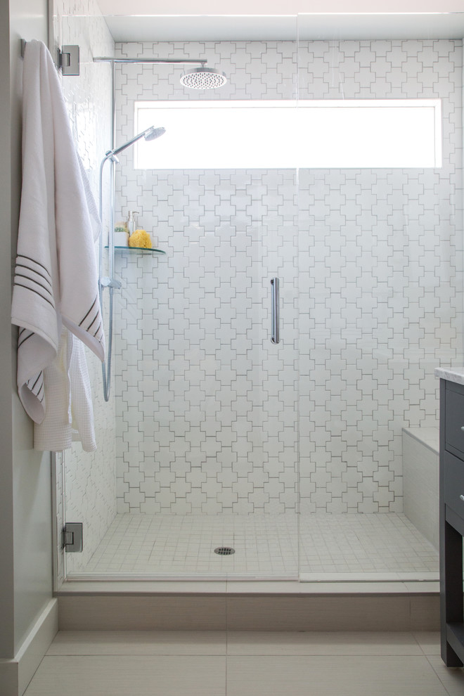 Idéer för ett litet modernt en-suite badrum, med ett undermonterad handfat, släta luckor, grå skåp, marmorbänkskiva, en dusch i en alkov, en toalettstol med hel cisternkåpa, vit kakel, keramikplattor, vita väggar, klinkergolv i keramik och dusch med gångjärnsdörr