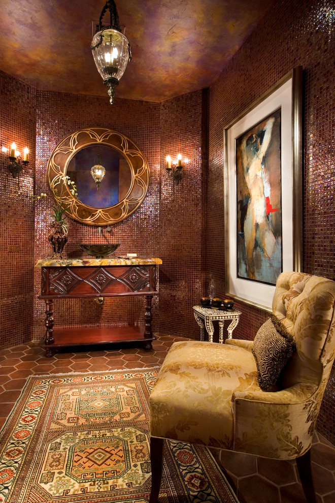 Exempel på ett medelhavsstil flerfärgad flerfärgat badrum, med skåp i mörkt trä, brun kakel, mosaik, bruna väggar, ett fristående handfat och brunt golv