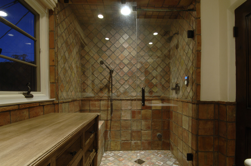 Foto på ett medelhavsstil badrum