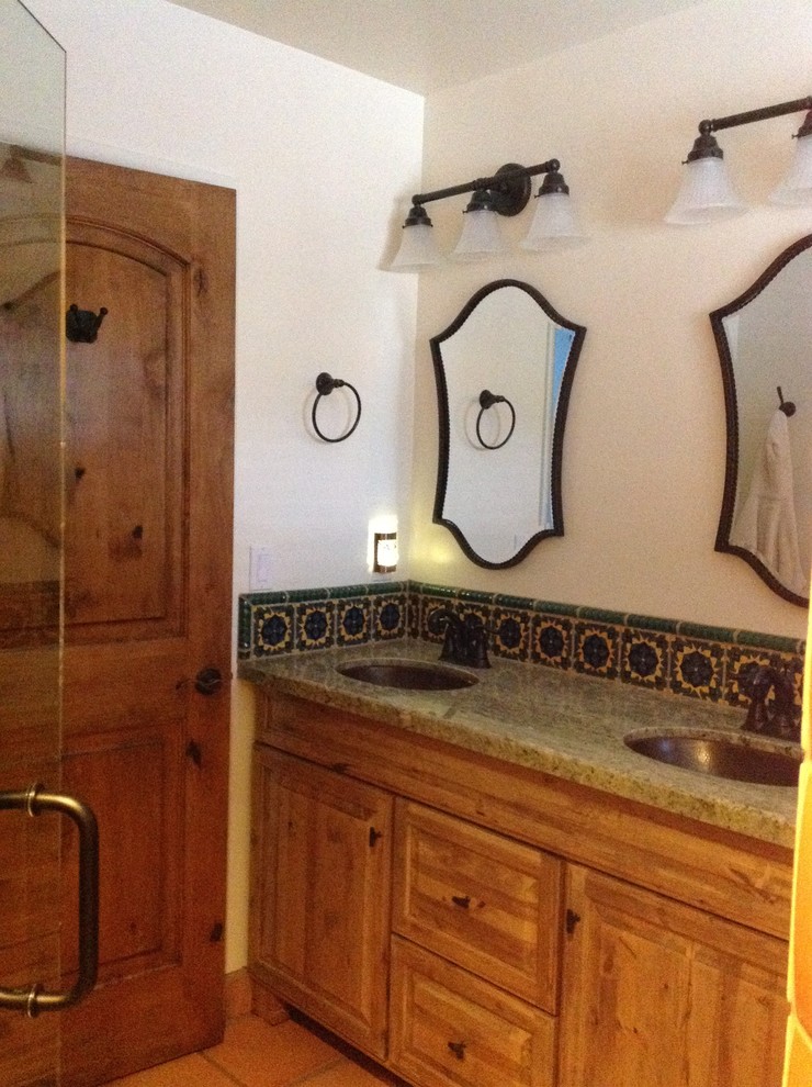 Foto de cuarto de baño mediterráneo pequeño con ducha esquinera, sanitario de dos piezas, baldosas y/o azulejos verdes, paredes blancas, suelo de baldosas de cerámica, lavabo bajoencimera y encimera de granito