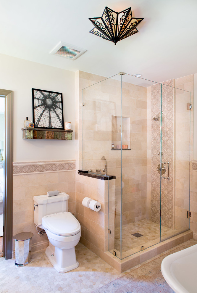 На фото: главная ванная комната в средиземноморском стиле с угловым душем, раздельным унитазом, бежевой плиткой и бежевыми стенами с