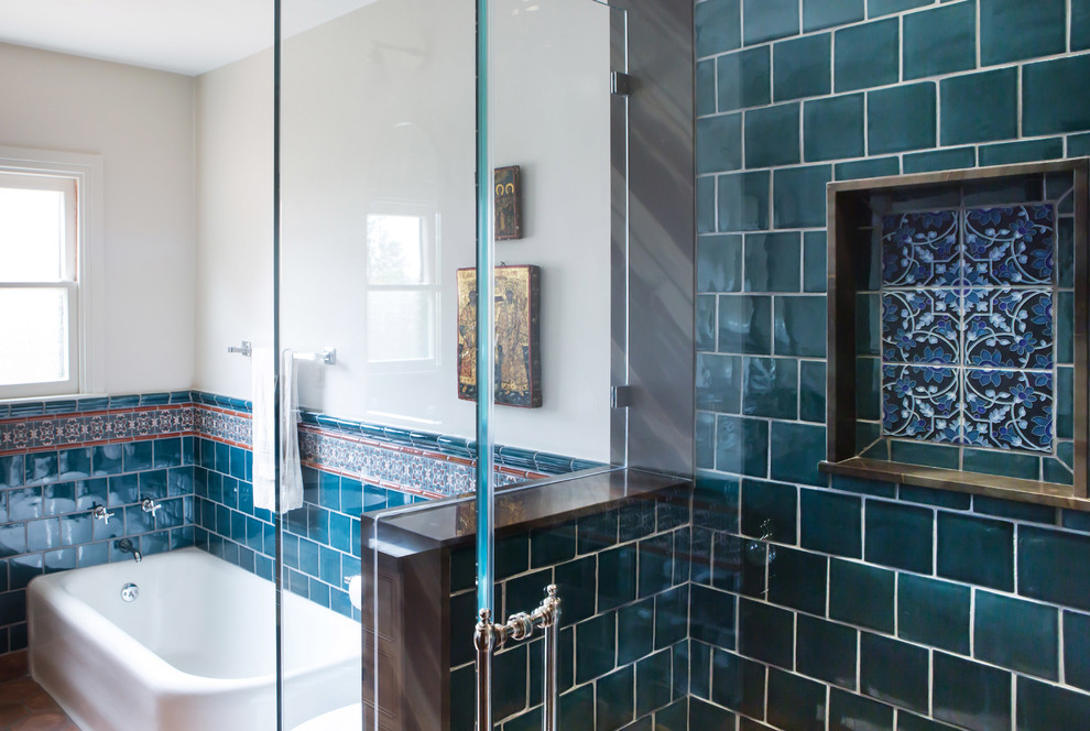 Foto på ett mellanstort medelhavsstil en-suite badrum, med ett undermonterad handfat, skåp i shakerstil, skåp i mellenmörkt trä, bänkskiva i kvartsit, ett hörnbadkar, en hörndusch, en toalettstol med hel cisternkåpa, blå kakel, keramikplattor och vita väggar