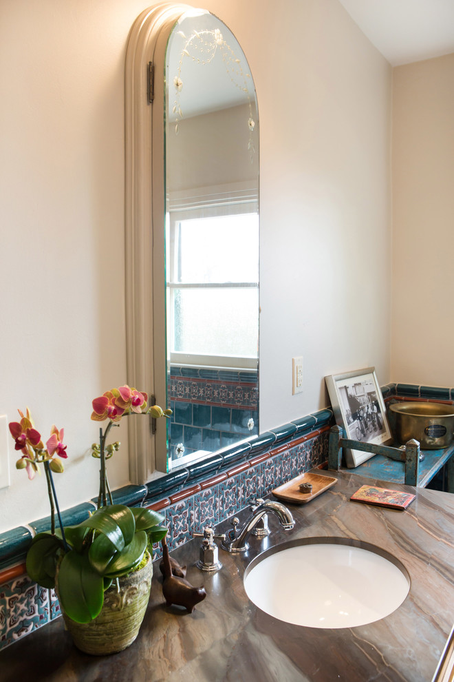 Esempio di una stanza da bagno padronale mediterranea di medie dimensioni con lavabo sottopiano, ante in stile shaker, ante in legno scuro, top in quarzite, vasca ad angolo, doccia ad angolo, WC monopezzo, piastrelle blu, piastrelle in ceramica e pareti bianche