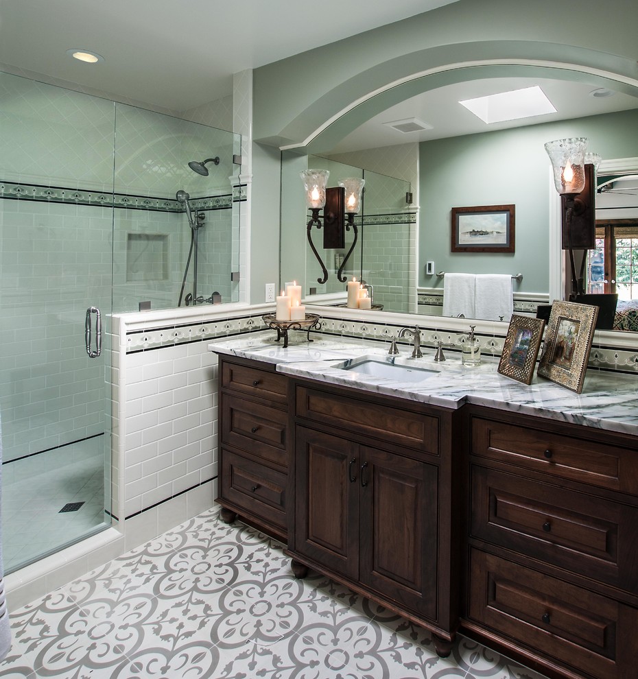 Пример оригинального дизайна: главная ванная комната среднего размера в средиземноморском стиле с врезной раковиной, мраморной столешницей, керамической плиткой, зелеными стенами, фасадами островного типа, темными деревянными фасадами, угловым душем, полом из керамической плитки и серой плиткой