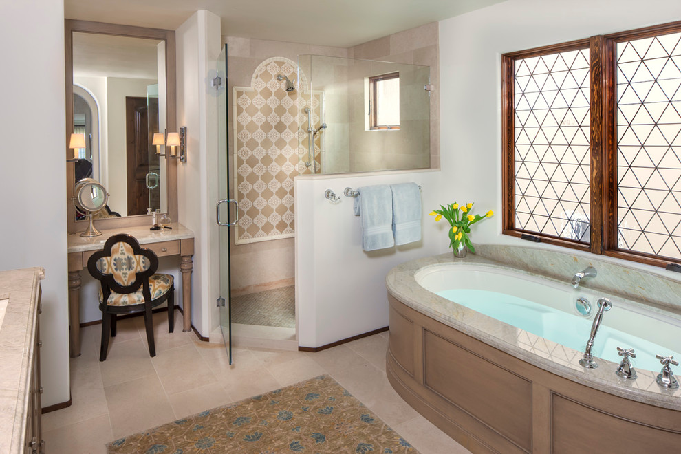Идея дизайна: ванная комната в средиземноморском стиле с полновстраиваемой ванной и угловым душем