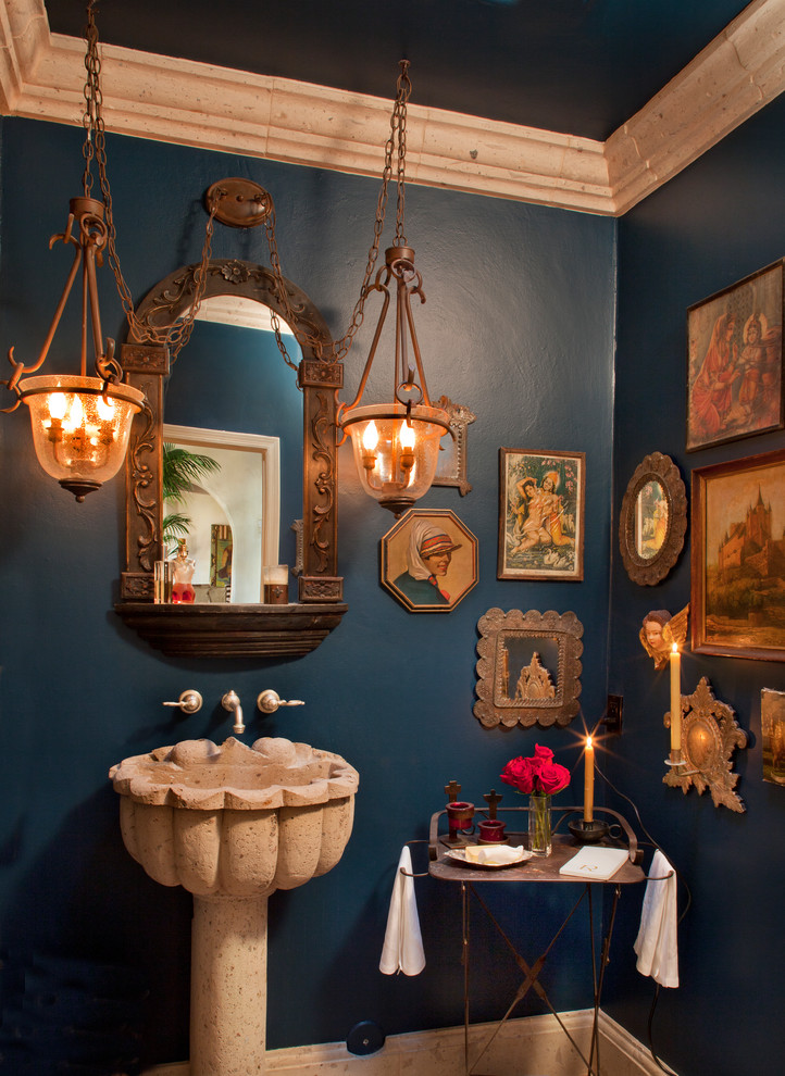 Ispirazione per una stanza da bagno mediterranea con lavabo a colonna e pareti blu