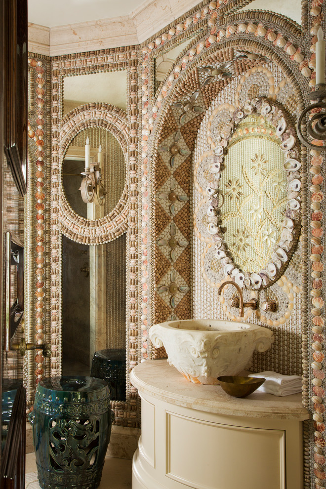 Modelo de cuarto de baño mediterráneo con puertas de armario beige, baldosas y/o azulejos multicolor, lavabo sobreencimera, encimeras beige y armarios con paneles empotrados