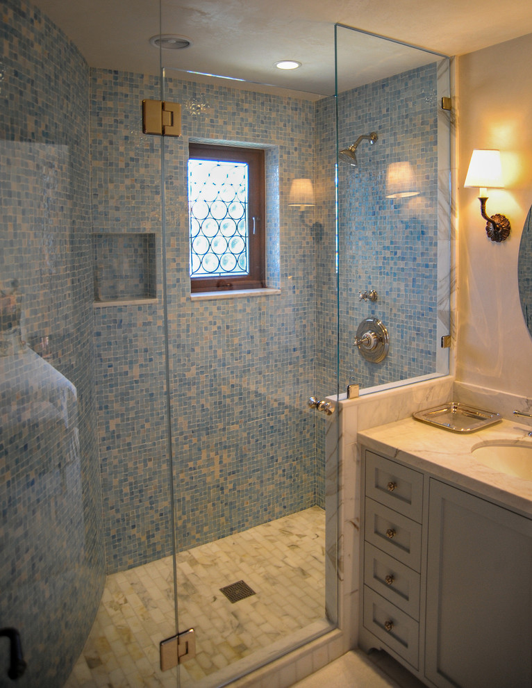 На фото: маленькая ванная комната в современном стиле с фасадами в стиле шейкер, серыми фасадами, душем в нише, синей плиткой, белой плиткой, плиткой мозаикой, серыми стенами, душевой кабиной, врезной раковиной, мраморной столешницей, душем с распашными дверями и серой столешницей для на участке и в саду