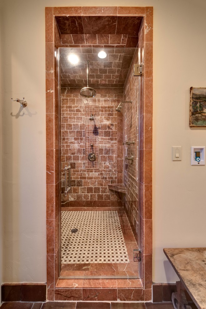 Inredning av ett medelhavsstil mellanstort en-suite badrum, med skåp i shakerstil, beige skåp, ett undermonterat badkar, en dusch i en alkov, en toalettstol med separat cisternkåpa, röd kakel, stenkakel, beige väggar, klinkergolv i terrakotta, ett undermonterad handfat och marmorbänkskiva