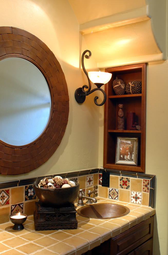 Esempio di una stanza da bagno con doccia classica di medie dimensioni con lavabo da incasso, ante con bugna sagomata, ante in legno scuro, top piastrellato, piastrelle gialle, piastrelle in ceramica, pareti gialle e pavimento in travertino