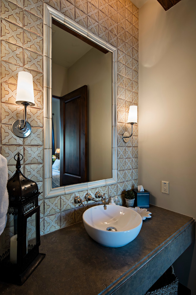 Foto på ett mellanstort medelhavsstil badrum med dusch, med öppna hyllor, vita skåp, grå kakel, stenkakel, beige väggar, ett fristående handfat och bänkskiva i täljsten