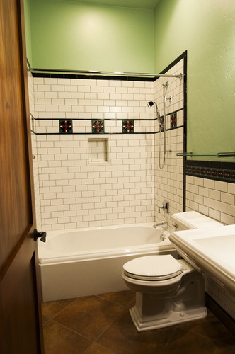 Foto di una piccola stanza da bagno bohémian con lavabo a colonna, WC monopezzo, piastrelle multicolore, piastrelle diamantate e pavimento con piastrelle in ceramica