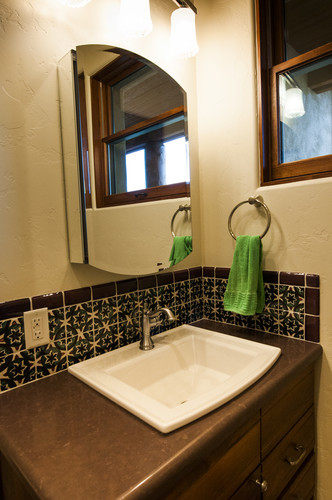Foto di una stanza da bagno con doccia eclettica di medie dimensioni con lavabo da incasso, consolle stile comò, ante in legno scuro, top in quarzo composito, piastrelle multicolore, piastrelle in terracotta e pavimento con piastrelle in ceramica