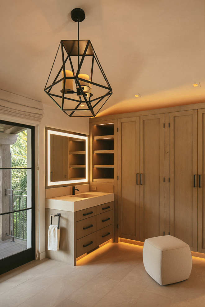 Idéer för ett medelhavsstil beige en-suite badrum, med skåp i mellenmörkt trä, beige väggar, ett integrerad handfat, beiget golv och släta luckor