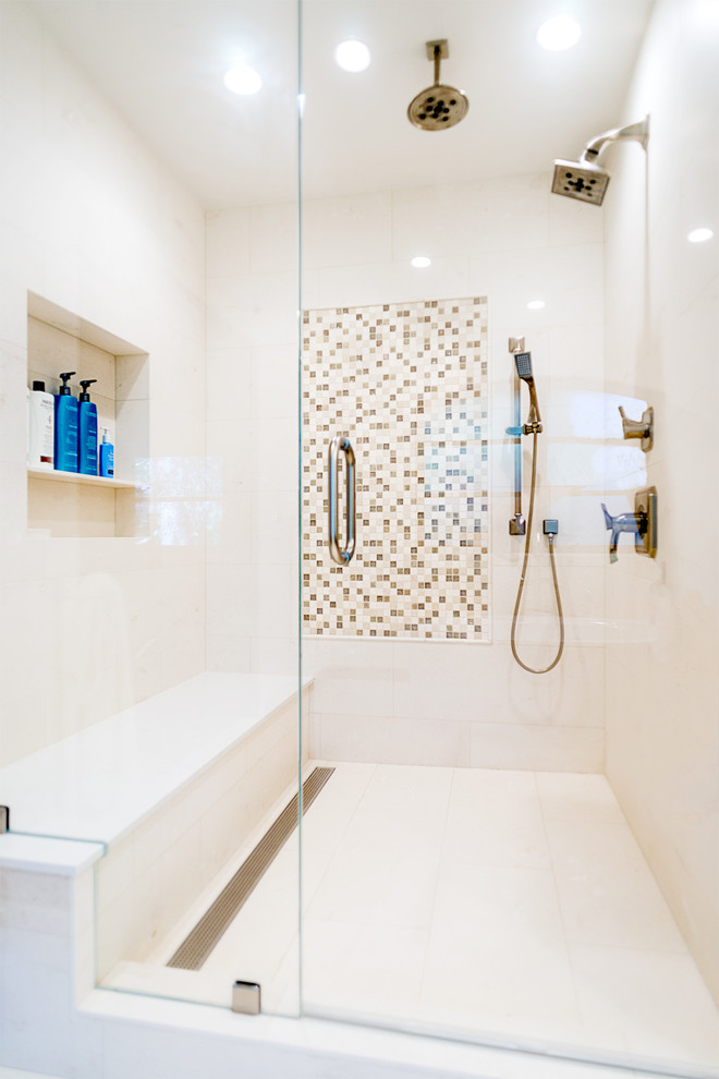 Diseño de cuarto de baño principal mediterráneo con ducha empotrada, baldosas y/o azulejos blancos, paredes blancas, suelo de piedra caliza, lavabo bajoencimera, suelo blanco y ducha con puerta con bisagras