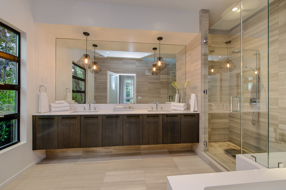 Ejemplo de cuarto de baño principal contemporáneo de tamaño medio con armarios con paneles lisos, puertas de armario de madera oscura, ducha esquinera, baldosas y/o azulejos grises y paredes blancas