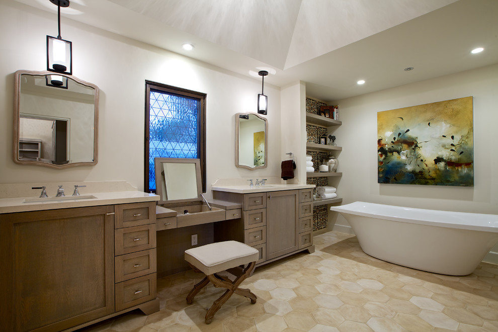Großes Mediterranes Badezimmer En Suite mit Unterbauwaschbecken, Schrankfronten im Shaker-Stil, freistehender Badewanne, weißer Wandfarbe, dunklen Holzschränken, Travertin und beigem Boden in San Diego