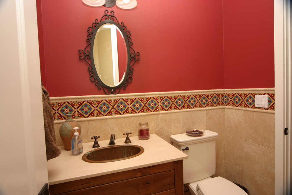 Inspiration för ett mellanstort medelhavsstil badrum med dusch, med skåp i shakerstil, skåp i mörkt trä, en toalettstol med separat cisternkåpa, röda väggar, klinkergolv i keramik, ett nedsänkt handfat och marmorbänkskiva