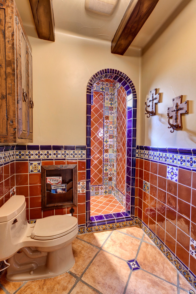 Exempel på ett medelhavsstil badrum, med en dusch i en alkov och en toalettstol med hel cisternkåpa