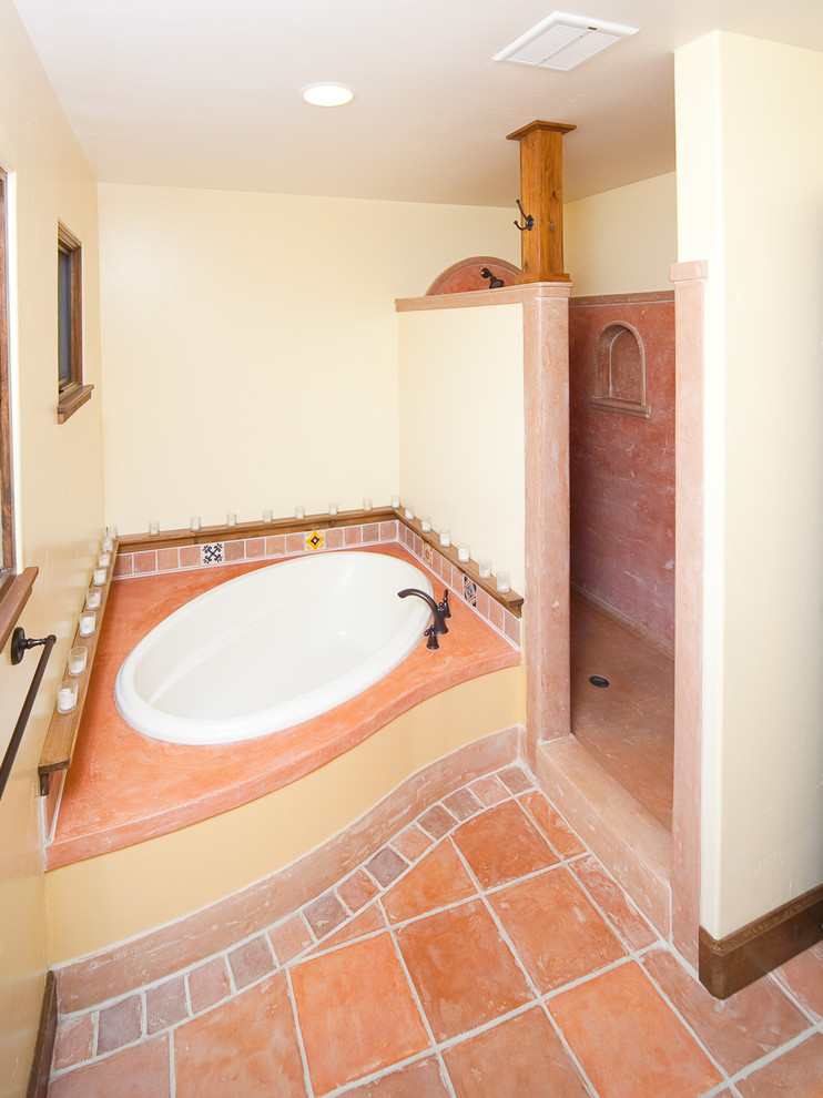 Großes Mediterranes Badezimmer En Suite mit Einbaubadewanne, Eckdusche, orangen Fliesen und beiger Wandfarbe in Santa Barbara