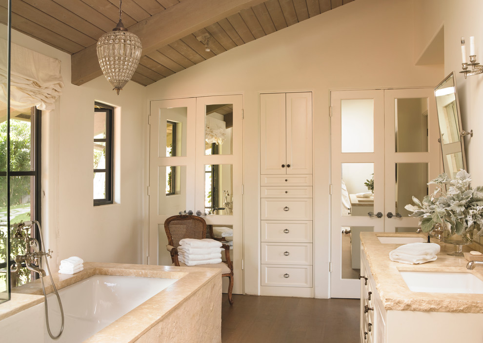Идея дизайна: ванная комната в средиземноморском стиле с белыми стенами