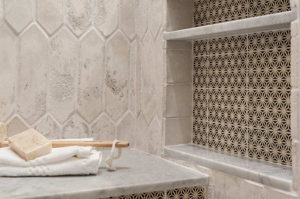 Ispirazione per una stanza da bagno mediterranea di medie dimensioni con ante in legno bruno, piastrelle multicolore, piastrelle di cemento, pavimento in cemento e top in marmo