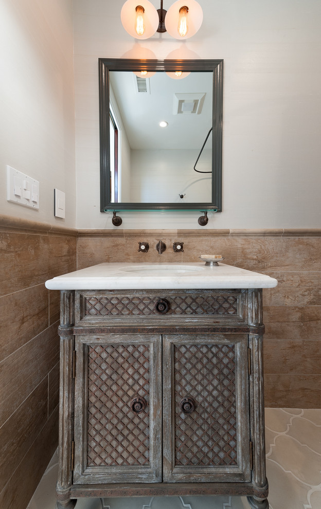 Medelhavsstil inredning av ett mellanstort badrum, med skåp i slitet trä, flerfärgad kakel, porslinskakel, betonggolv, marmorbänkskiva och ett undermonterad handfat
