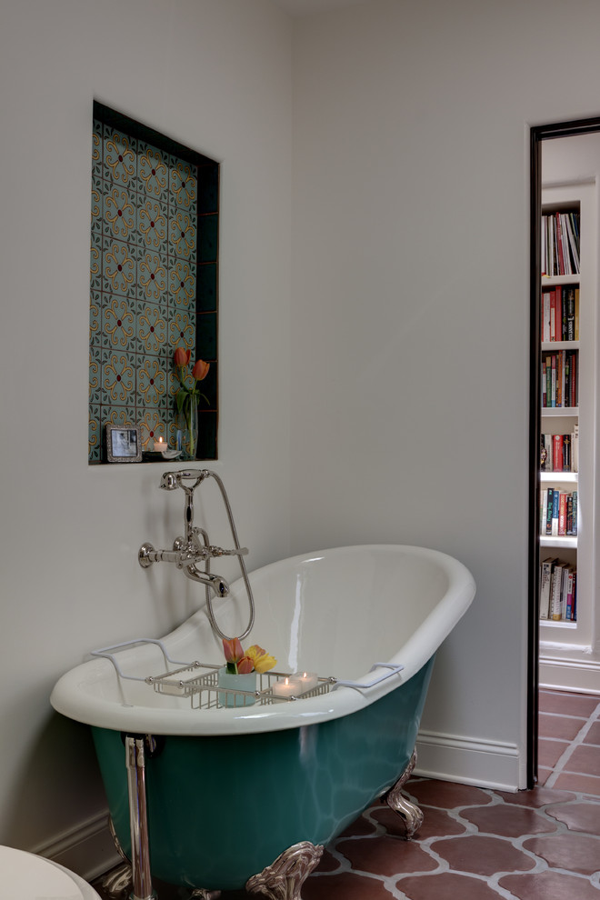 На фото: ванная комната среднего размера в средиземноморском стиле с ванной на ножках, унитазом-моноблоком, синей плиткой, керамической плиткой, белыми стенами и полом из терракотовой плитки с