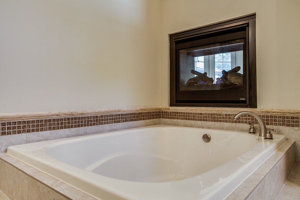 Foto de sauna mediterránea grande con encimera de granito, jacuzzi, sanitario de una pieza, baldosas y/o azulejos blancos, paredes blancas y suelo de mármol