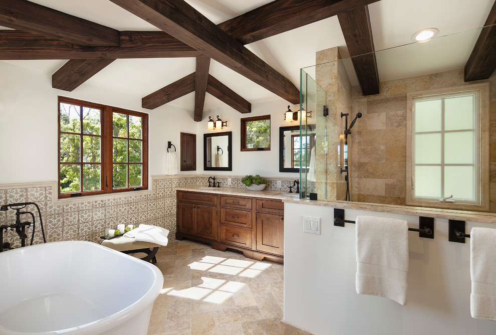 Cette photo montre une grande salle de bain principale méditerranéenne en bois brun avec un lavabo encastré, un placard avec porte à panneau encastré, une baignoire indépendante, une douche ouverte, un carrelage beige, des carreaux de céramique et un mur beige.
