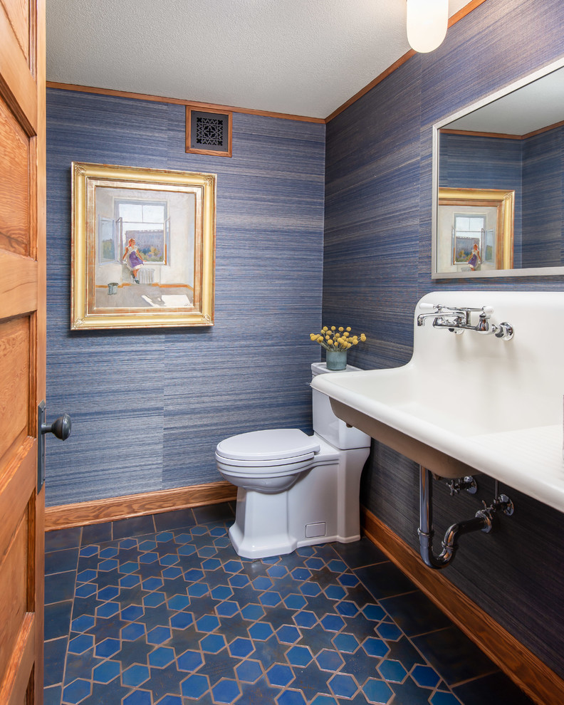 Mittelgroßes Mediterranes Duschbad mit Toilette mit Aufsatzspülkasten, blauer Wandfarbe, Keramikboden, Wandwaschbecken und blauem Boden in Minneapolis