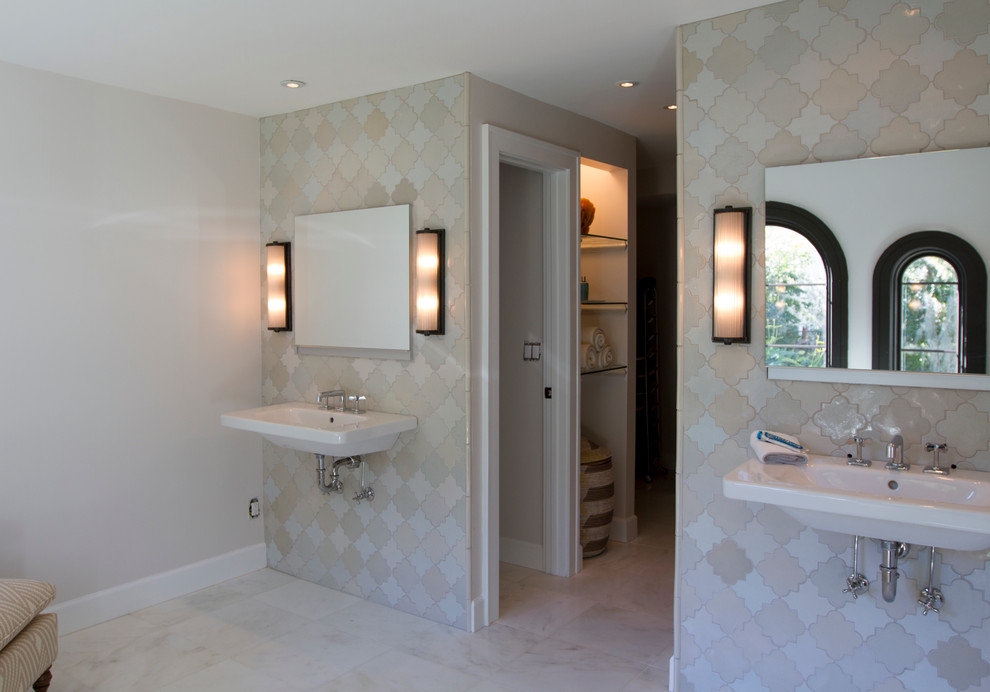 Idéer för stora medelhavsstil en-suite badrum, med ett väggmonterat handfat, ett fristående badkar, en öppen dusch, en toalettstol med hel cisternkåpa, vit kakel, mosaik, vita väggar och marmorgolv