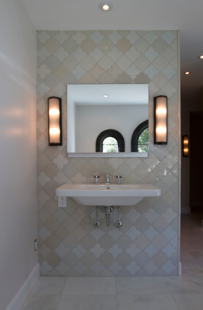 Idée de décoration pour une grande salle de bain principale méditerranéenne avec un lavabo suspendu, une baignoire indépendante, une douche ouverte, WC à poser, un carrelage blanc, mosaïque, un mur blanc et un sol en marbre.