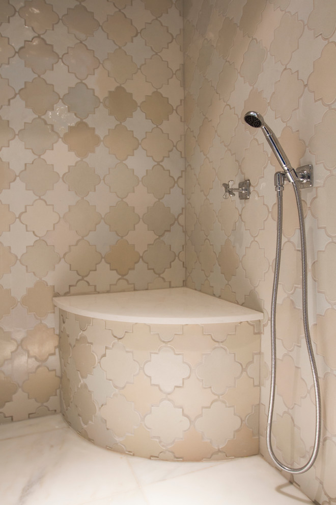 Стильный дизайн: большая главная ванная комната в средиземноморском стиле с подвесной раковиной, отдельно стоящей ванной, открытым душем, унитазом-моноблоком, белой плиткой, плиткой мозаикой, белыми стенами и мраморным полом - последний тренд