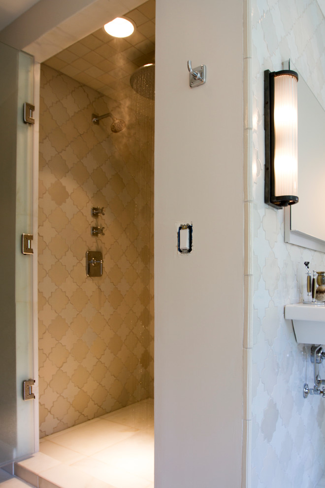 Foto de cuarto de baño principal mediterráneo grande con lavabo suspendido, bañera exenta, ducha abierta, sanitario de una pieza, baldosas y/o azulejos blancos, baldosas y/o azulejos en mosaico, paredes blancas y suelo de mármol