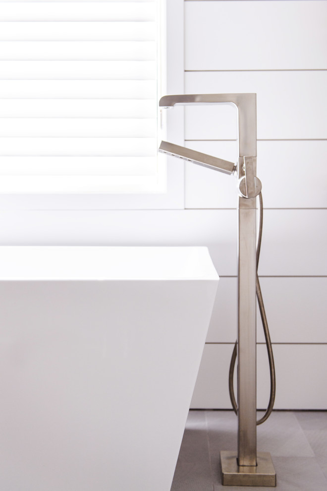 Immagine di una stanza da bagno padronale minimalista di medie dimensioni con ante lisce, ante in legno scuro, vasca freestanding, doccia alcova, piastrelle blu, piastrelle bianche, piastrelle di cemento, pareti bianche, lavabo sottopiano, pavimento grigio e doccia aperta