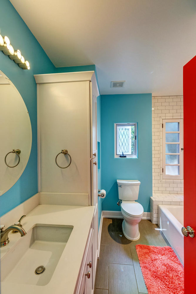 Стильный дизайн: маленькая детская ванная комната в стиле неоклассика (современная классика) с фасадами в стиле шейкер, белыми фасадами, ванной в нише, душем над ванной, раздельным унитазом, белой плиткой, плиткой кабанчик, синими стенами, полом из керамогранита, врезной раковиной, столешницей из искусственного кварца, серым полом и шторкой для ванной для на участке и в саду - последний тренд