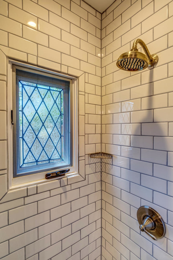 Источник вдохновения для домашнего уюта: маленькая ванная комната в стиле неоклассика (современная классика) с угловым душем, раздельным унитазом, белой плиткой, плиткой кабанчик, фиолетовыми стенами, полом из цементной плитки, душевой кабиной, раковиной с пьедесталом, синим полом и душем с распашными дверями для на участке и в саду