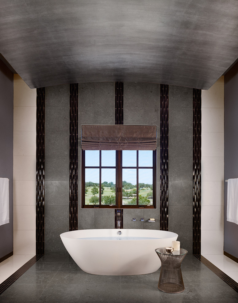 Aménagement d'une salle de bain principale contemporaine avec une baignoire indépendante et une fenêtre.