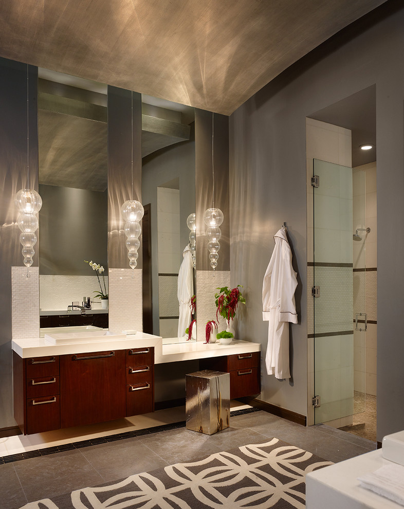 На фото: главная ванная комната в современном стиле с плоскими фасадами, темными деревянными фасадами, душем без бортиков и серыми стенами с